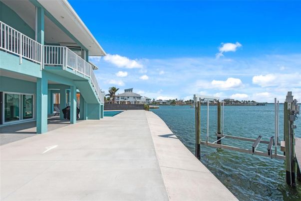 Exterior, Lake