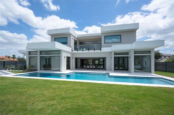 Backyard, Exterior, Facade, Pool, Modern