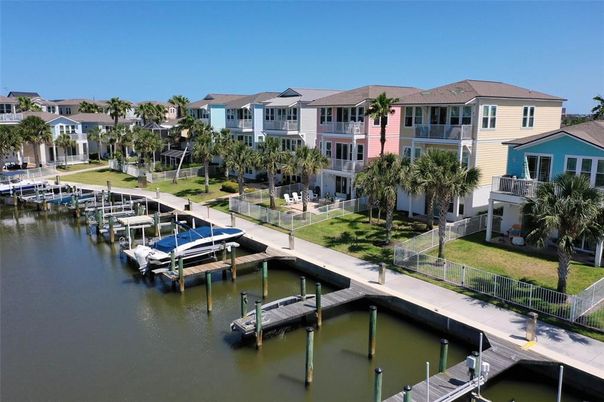 Exterior, Lake