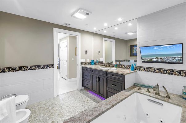 Bathroom, Dual Sink Vanities, Interior, Recessed Lighting
