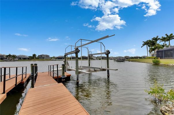 Exterior, Lake