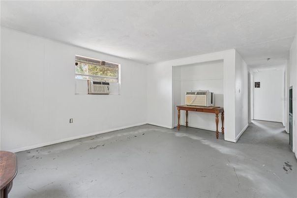 Empty room, Interior