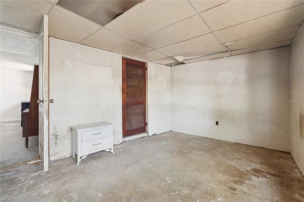 Empty room, Interior