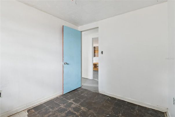 Empty room, Interior