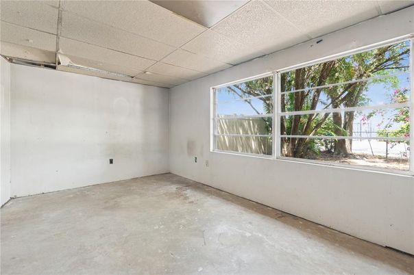 Empty room, Interior