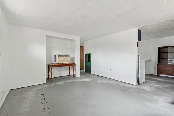 Empty room, Interior