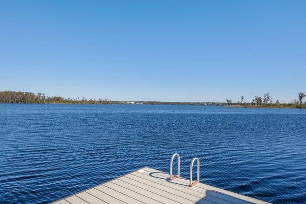 Exterior, Lake