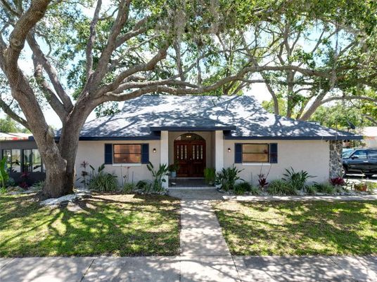 Exterior, Facade, Ranch