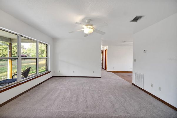 Empty room, Interior