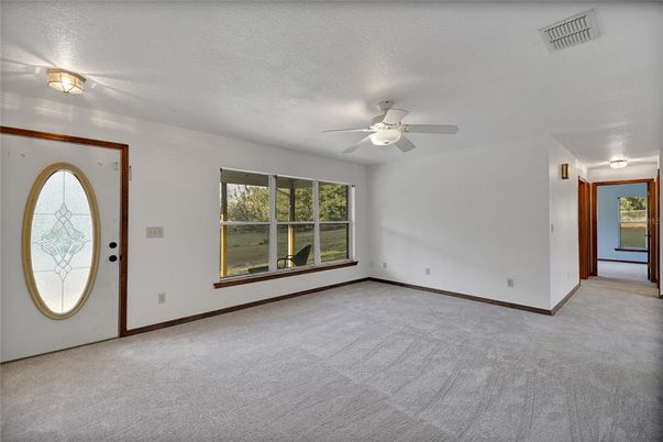 Empty room, Interior