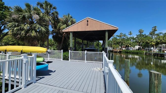Exterior, Lake