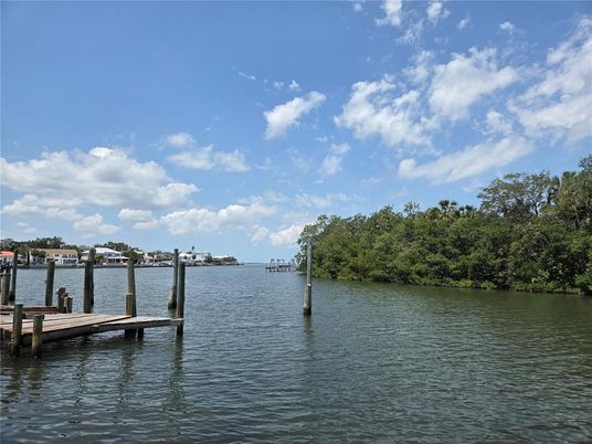 Exterior, Lake