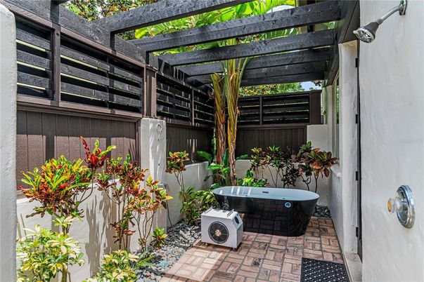 Bathroom, Exterior, Free Standing Baths