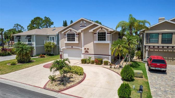 Attached, Exterior, Facade, American Craftsman