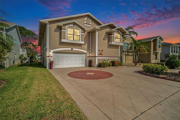 Attached, Exterior, Facade, American Craftsman