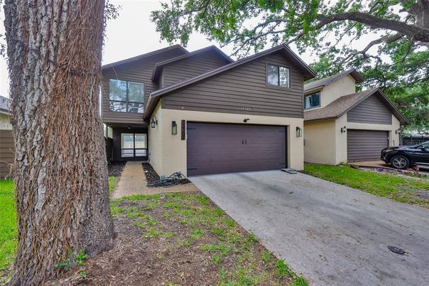 Attached, Exterior, Facade, American Craftsman