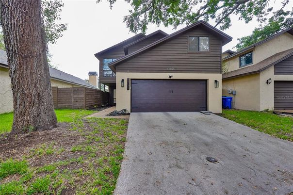 Attached, Exterior, Facade, American Craftsman