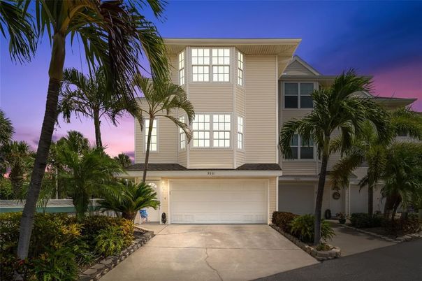 Attached, Exterior, Facade, Mediterranean