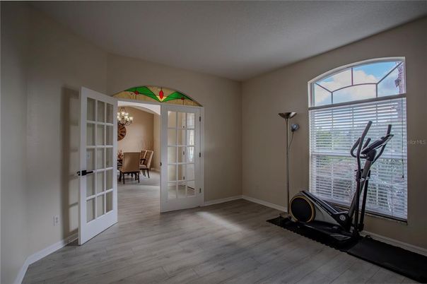 Chandelier, Dining room, Fitness Equipment, Interior, Wood Texture Flooring
