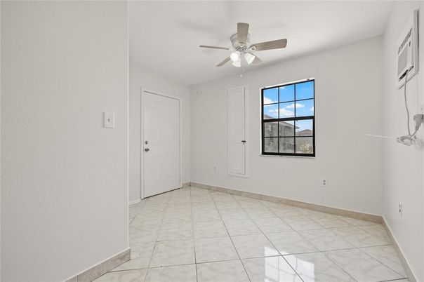Empty room, Interior