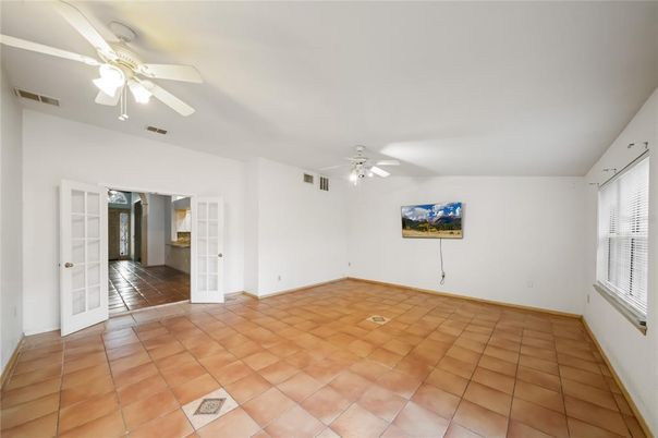 Empty room, Interior