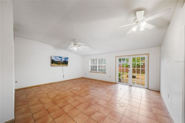 Empty room, Interior