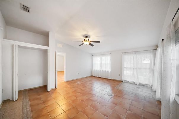 Empty room, Interior