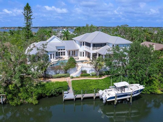 Exterior, Lake