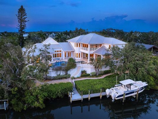 Exterior, Lake