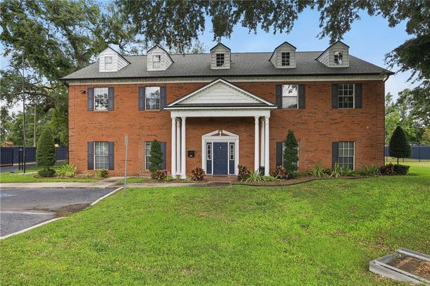 Exterior, Facade, Brick Facade, Georgian