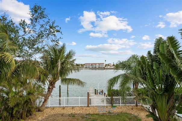 Exterior, Lake