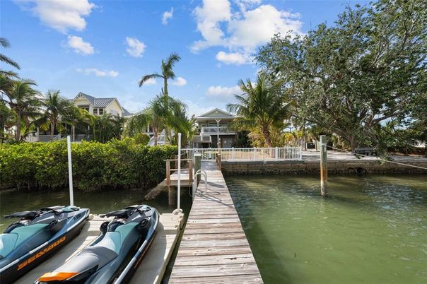 Exterior, Lake