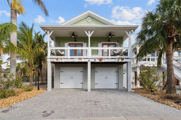 Attached, Exterior, Facade, American Craftsman