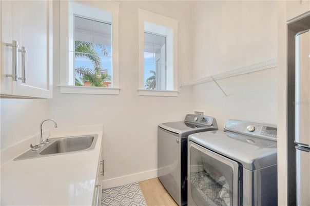 Interior, Washer, Wood Texture Flooring