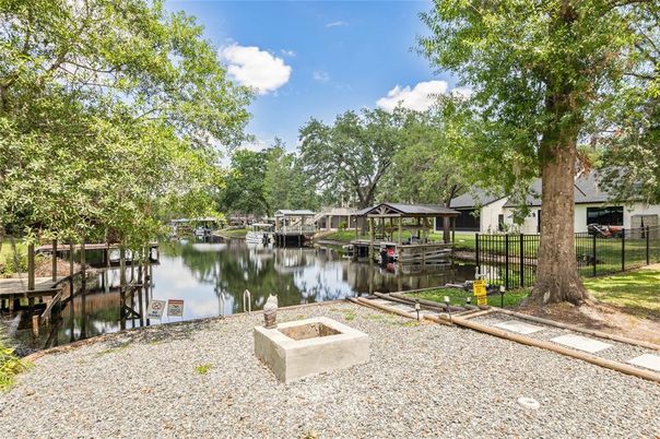 Exterior, Lake