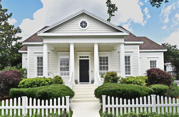 Exterior, Facade, Queen Anne Victorian
