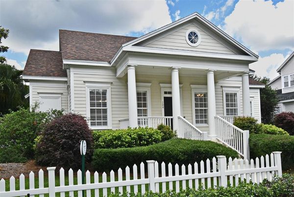 Exterior, Facade, Queen Anne Victorian