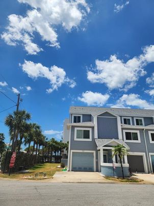 Attached, Exterior, Facade, Rowhouse