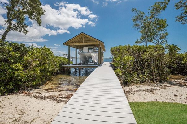 Exterior, Lake