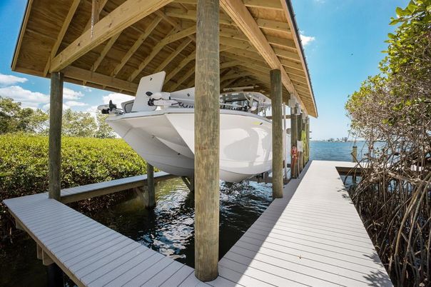 Exterior, Lake
