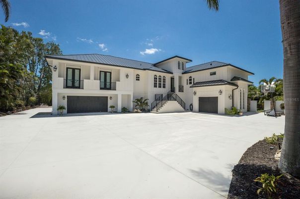 Attached, Exterior, Facade, Farmhouse