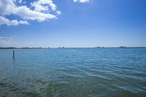 Exterior, Lake