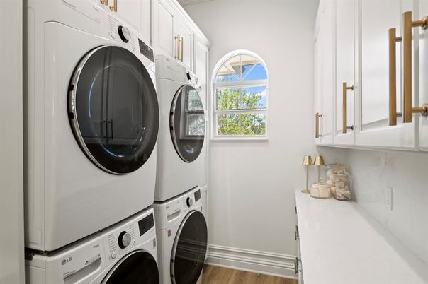 Interior, Utility Closets, Washer, Wood Texture Flooring