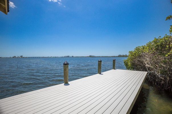 Exterior, Lake