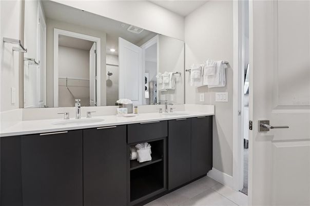 Bathroom, Dual Sink Vanities, Interior, Recessed Lighting