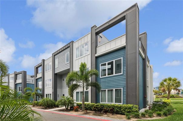Exterior, Facade, Rowhouse