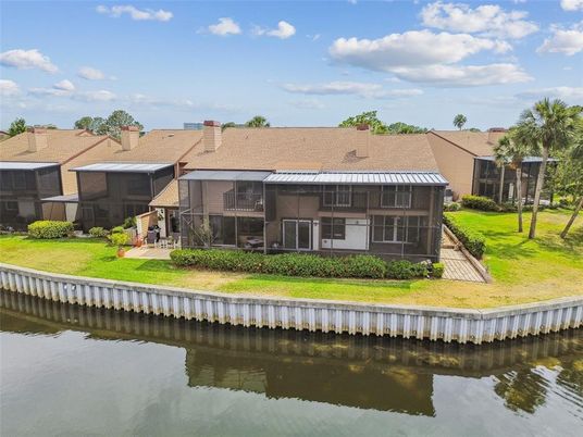 Exterior, Lake