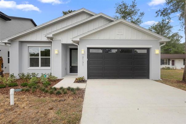 Attached, Exterior, Facade, American Craftsman