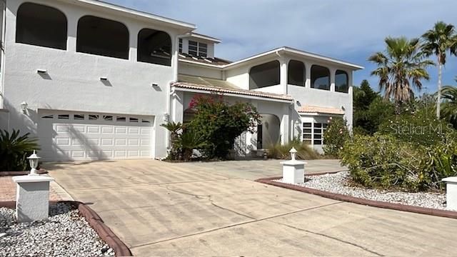 Attached, Exterior, Facade, Mediterranean