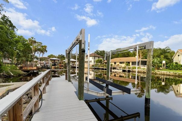 Exterior, Lake